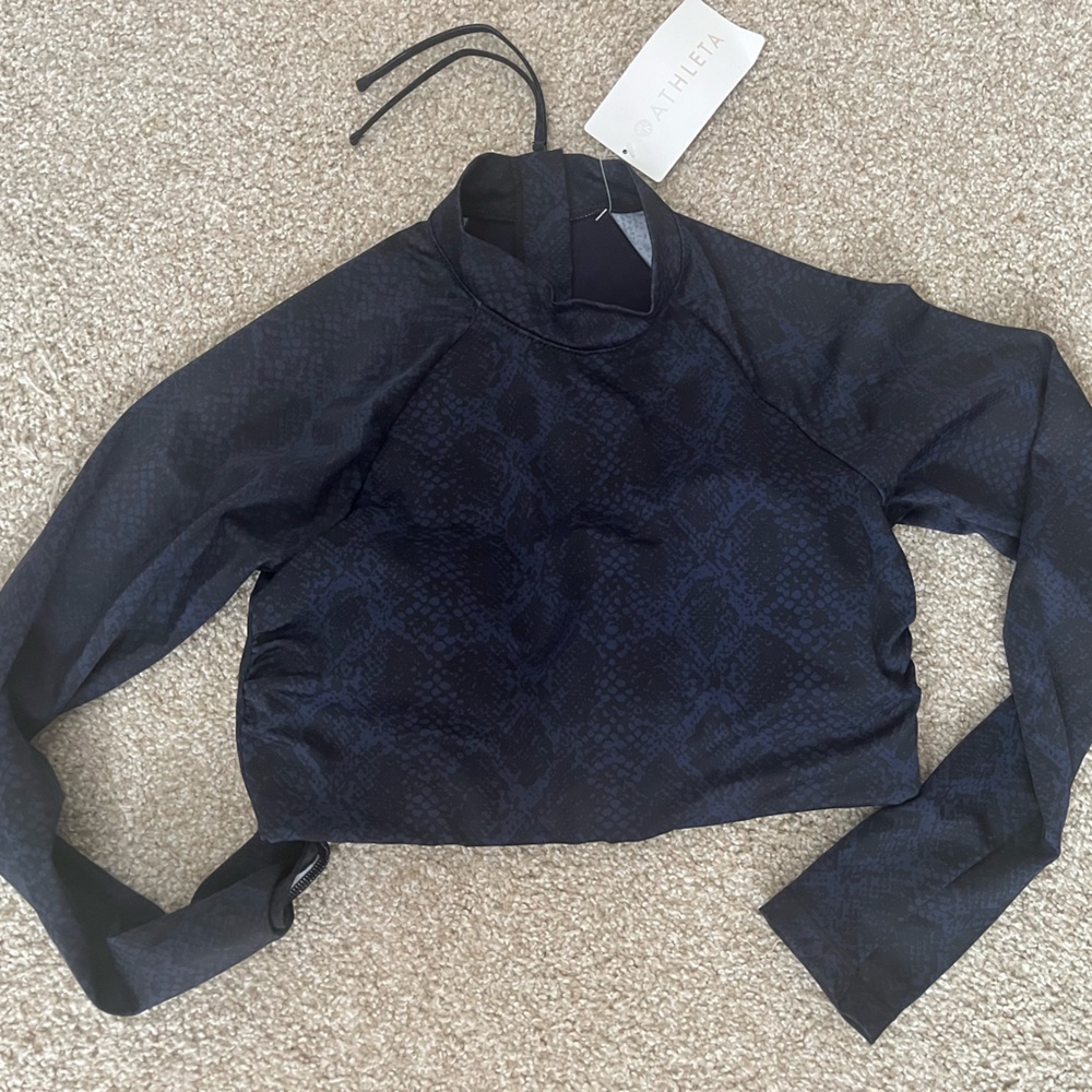 Athleta long sleeves crop top rash guard in snakeskin print.